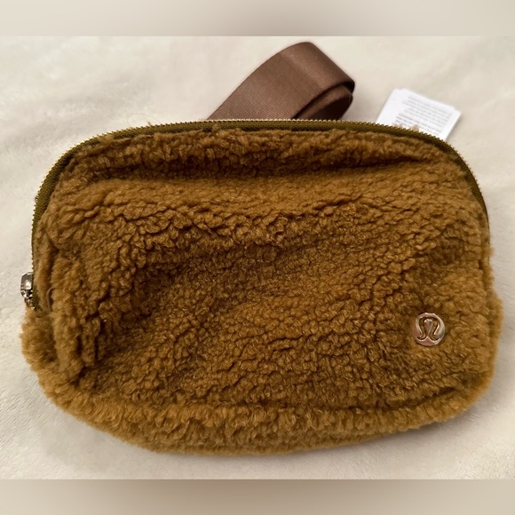 NWT Lululemon Everywhere Fleece Belt Bag - Burnt Caramel - Picture 3 of 6
